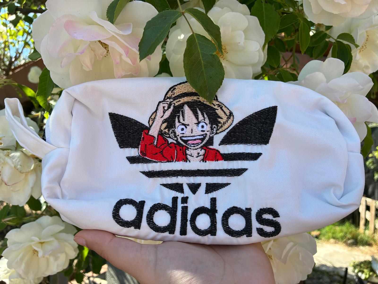 Pochette bianca con logo Adidas e personaggio Luffy ricamato