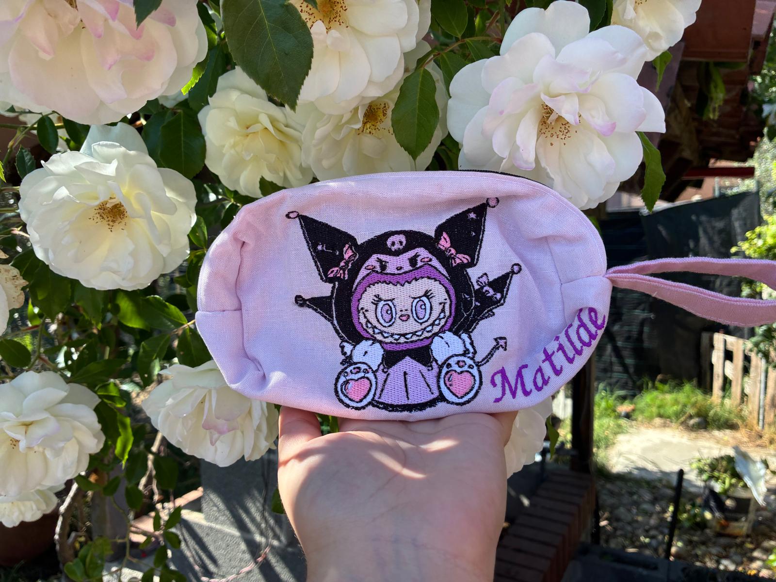 Beauty case rosa con personaggio Kuromi ricamato