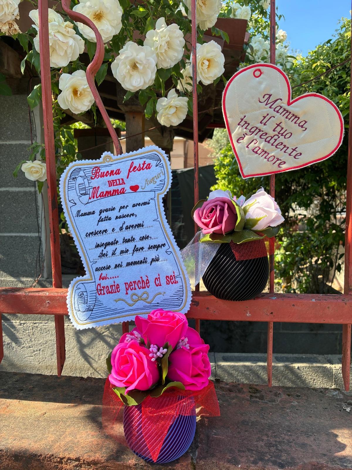 Decorazioni ricamate per la Festa della Mamma con dedica e fiori