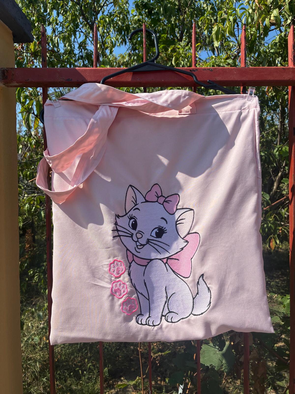 Tote bag rosa con ricamo di Marie