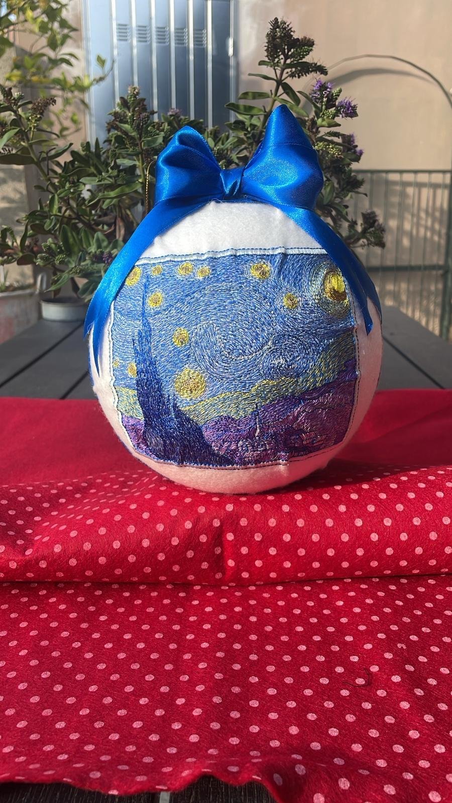 Pallina di Natale ricamata con paesaggio notturno stellato, fiocco blu