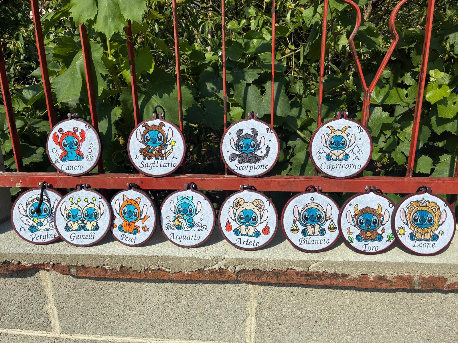 Serie di ricami circolari con Stitch e segni zodiacali