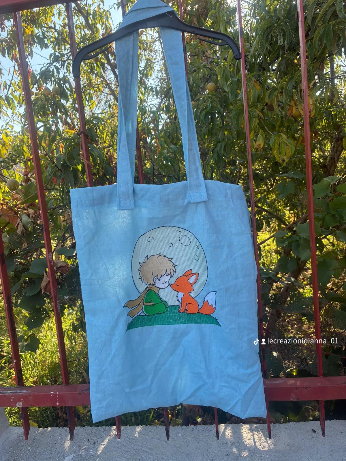 Tote bag azzurra con bambino e volpe ricamati