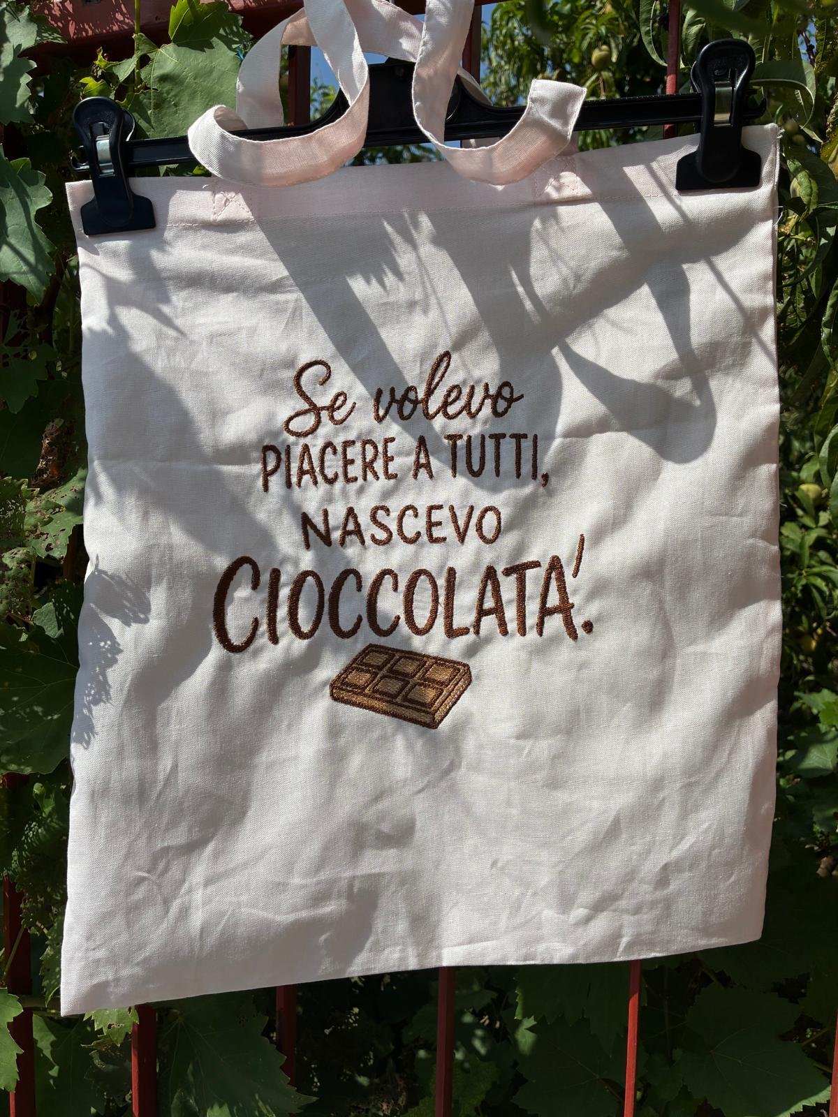 Tote bag con scritta e tavoletta di cioccolato ricamate