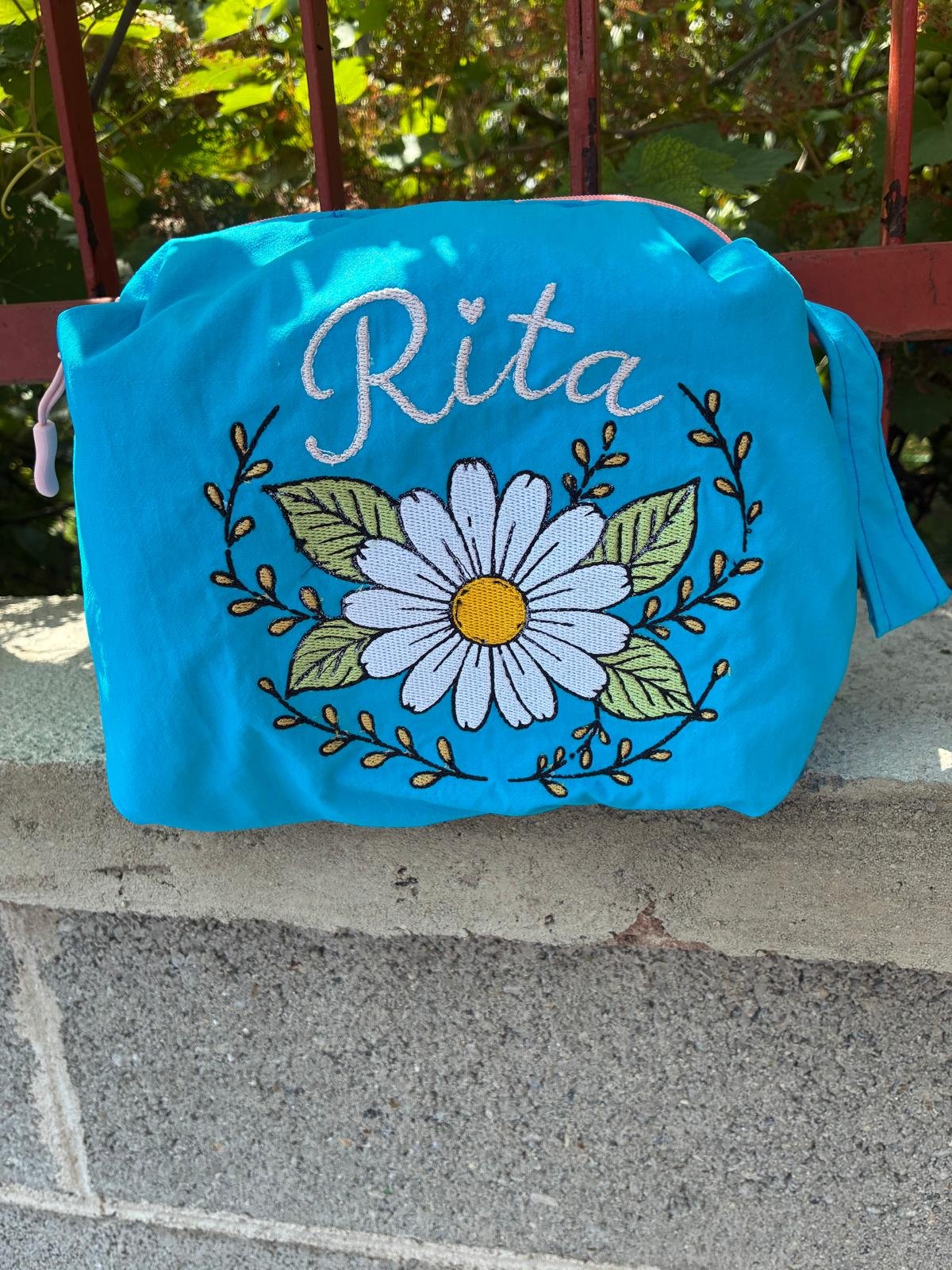 Tote azzurra con nome Rita e margherita ricamati